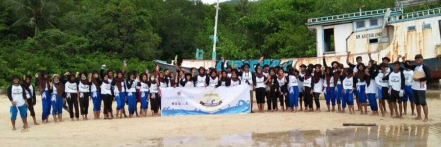 Diikuti Ratusan Peserta, IKAMaT Sukses Gelar Coastal Clean Up 2017 di Karimunjawa